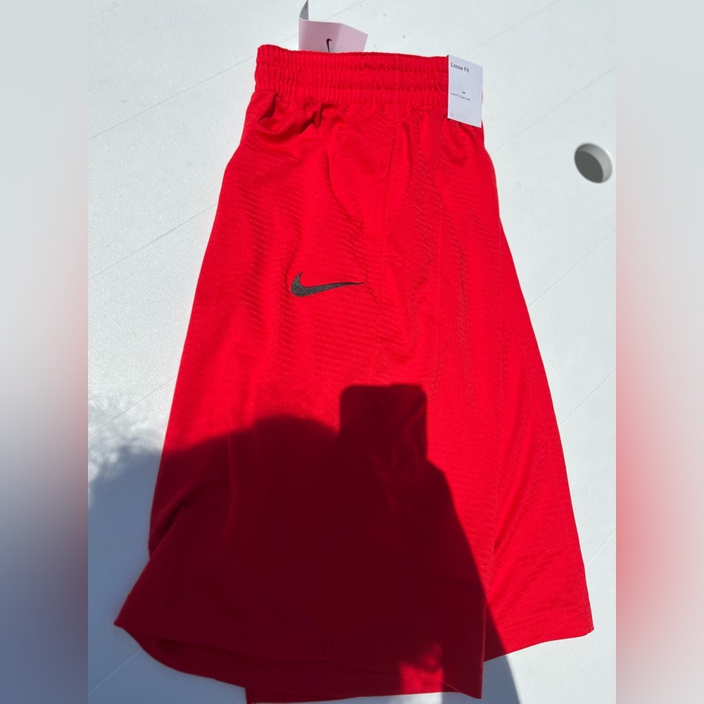 NWT Men’s Nike medium shorts In perfect condition and colors are red and black!